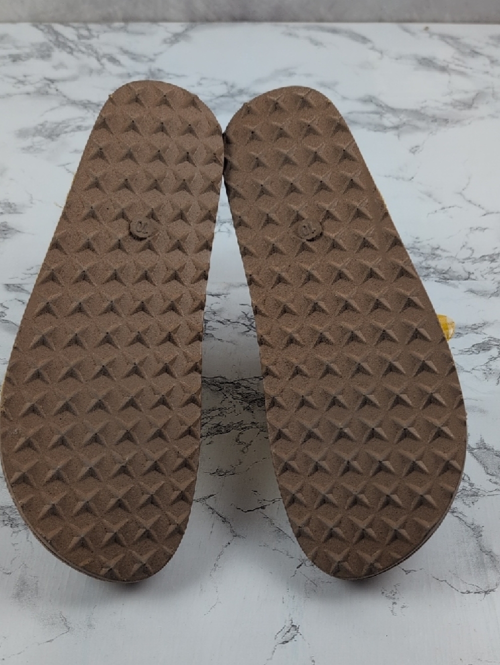Comfort Est. 1946 Yellow Gingham Bow Slide Sandals - Size 10

​ - Picture 4 of 7